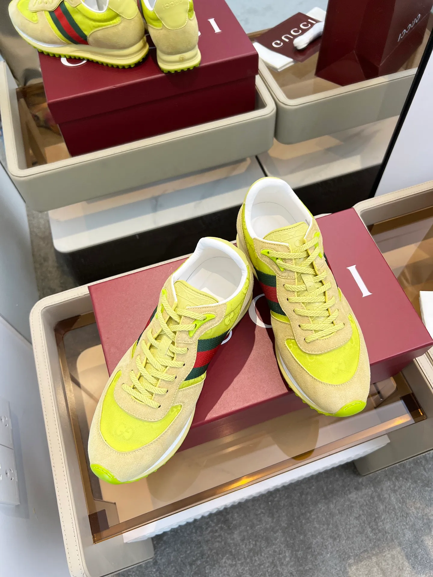 👟👟Ex-factory price 620👟👟 The design of Gucci's new casual shoes is simply amazing. The classic double G logo is matched with retro red and green webbing. It is fashionable and high-end. It is completely the top element in the fashion circle. It is highly recognizable when worn and keeps turning heads. 💯 The upper is soft and breathable, and the upper foot is comfortable! The soles are made of special cushioning material, so your feet won’t get tired no matter how much you walk. They are perfect for daily commuting, shopping, and traveling. Code number 40-45